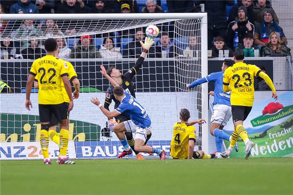 Ausfall von Gregor Kobel zeigt: So wichtig ist der Torhüter für den BVB Gregor Kobel pariert einen Schuss von Christoph Baumgartner.