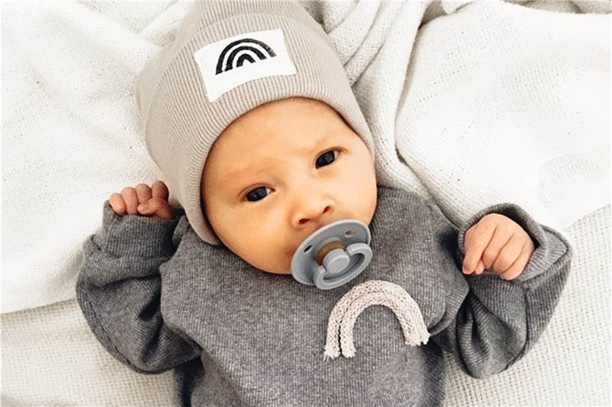 Castrop-Rauxeler Mode-Label bei DIY-Blogger-Basar im Ruhr Park am Start Mit solchen Produktfotos und süßen Babys im Hejlenki-Style beglückt sie ihre Follower(innen) bei Instagram. Das ist die Basis ihres Erfolgs, ebenso wie das einfache und klare, zeitlose Unisex-Desgin mit den süßen Details wie dem Regenbogen aus zwei Kordeln.