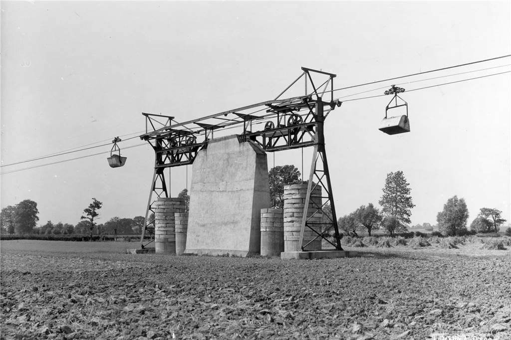 Die „fliegenden Kohlenwagen“ – Auf der Spur der Drahtseilbahnen Mit Spannstationen wie hier in Scharnhorst wurden die Tragseile stramm gehalten.