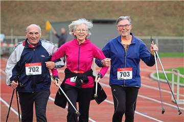 Mit Spaß Richtung Zieleinlauf: Auch Wolfgang Schiwek, Sabine Grote und Wilfried Kosfeld (v.l.) genossen den Silvesterlauf rund um das Stadion Hohenhorst.
