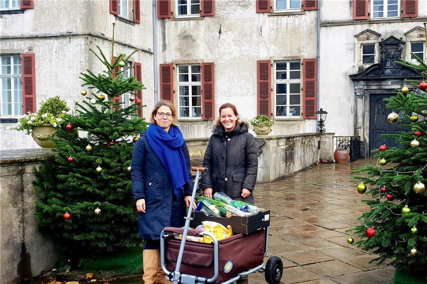 Verständnis für „Weihnachtsflair“-Absage und Hilfe für Nordstadt Mit Spenden machten sich Mireta Freifrau zu Knyphausen (l.) und Mitarbeiterin Stephanie Streit-Boudon nach der Weinachtsflair-Absage auf den Weg.