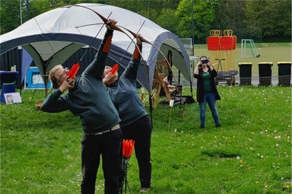Holger Weineck und Kerstin Schneider schießen Pfeile in den Himmel