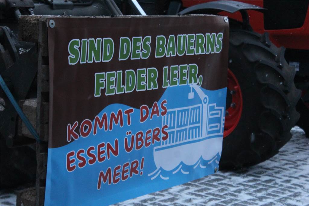 Mit Sprüchen wie diesen wurde bei der Bauerndemo am Montagvormittag auf die Situation der Landwirte aufmerksam gemacht.