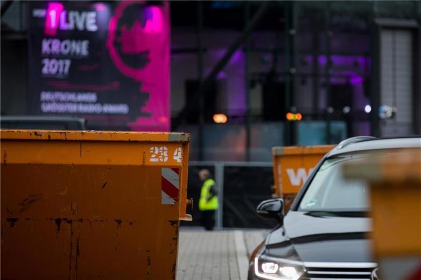 Hohe Sicherheitsvorkehrungen: „1Live Krone“ wird verliehen Mit Steinen gefüllte Container bei der Verleihung der „1Live Krone“. Foto: Rolf Vennenbernd