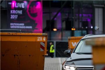 Mit Steinen gefüllte Container bei der Verleihung der „1Live Krone“. Foto: Rolf Vennenbernd