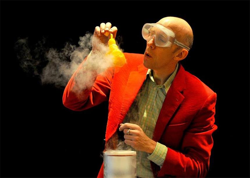 Die Physikanten tischen spannende Experimente auf Mit Stickstoff lassen sich tolle physikalische Kunststücke zeigen. Was alles mit dem chemischen Element möglich ist, demonstriert Diplom-Physiker Marcus Weber bei den Science Dinner im Freischütz.