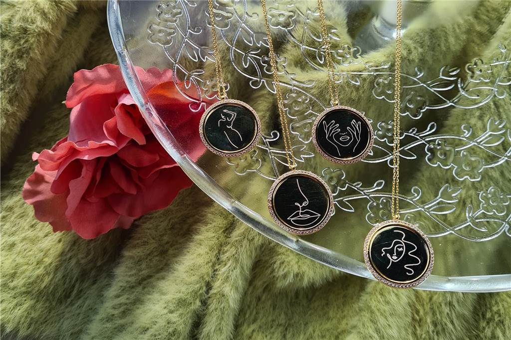 „Meine Kette“ aus Castrop setzt Influencerinnen ein, um Frauen zu helfen Mit stilisierten Frauenmotiven auf Ketten und anderem Schmuck startet die Kampagne von "Meine Kette".