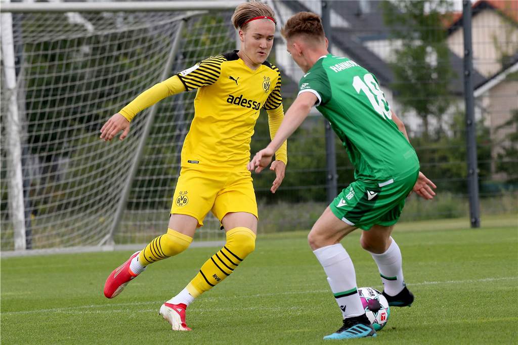 Julian Rijkhoff und Bradley Fink: Wie zwei BVB-Talente für Furore sorgen Mit Stirnband und mit dem Blick für die Lücke: Julian Rijkhoff gilt als hochveranlagter, quirliger Angreifer mit enormer Abschlussqualität.