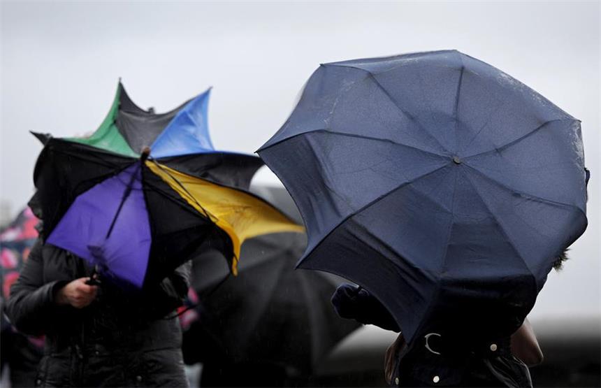 Der Winter kommt mit Sturm und Schnee Mit strapazierten Regenschirmen kämpfen sich die Menschen durch die Region.