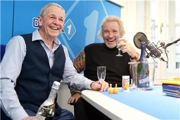 Mit Thomas Gottschalk kann man in diesem Jahr Silvester feiern. Und Fritz Egner (l) ist auch dabei. Foto: Tobias Hase