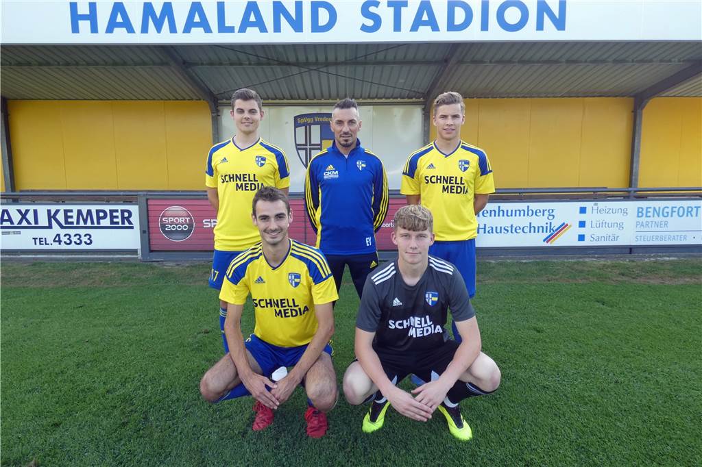 Felix Mensing: Der Jüngste im Team der SpVgg hat keine Scheu Mit Timo Grabowsky, Maximilian Hinkelmann, Torwart Tom Breuers und Trainer Engin Yavuzaslan wurde Felix Mensing (r.) zu Saisonbeginn als Neuzugang vorgestellt.