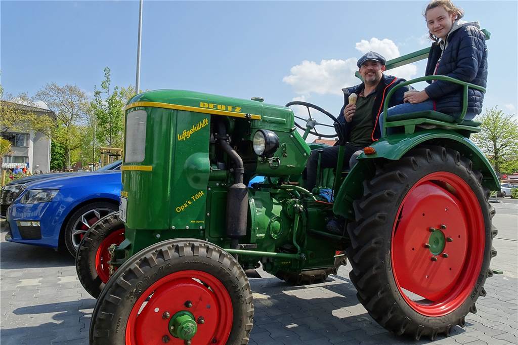 Markt, Meile und mehr: Menschen stimmen sich bei Sonnenschein auf den Mai ein Mit Tochter auf dem Deutz zur Meile