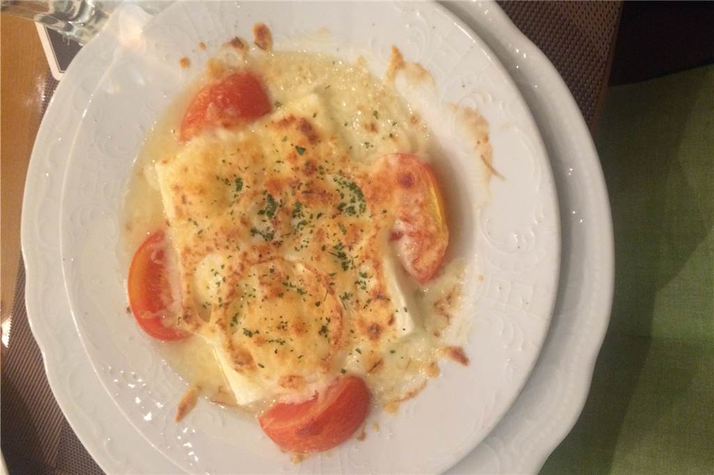 Im „Heideblümchen“ in Alstedde gibt sich die Speisekarte international Mit Tomaten und Zwiebeln wird der gebackene Fetakäse serviert.