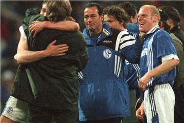 Mit Tränen in den Augen: Schalke-Trainer Huub Stevens (M.) bejubelt mit seinen Spielern den Einzug ins Uefa-Cup-Finale. 