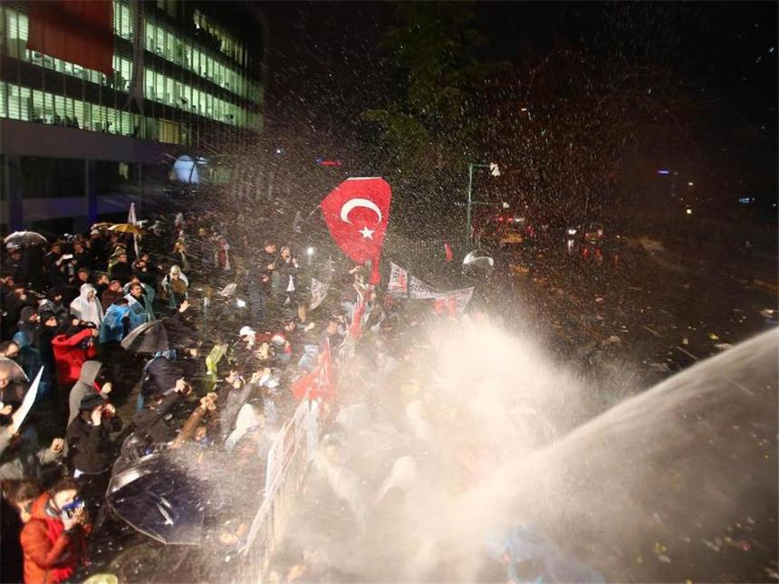 Türkei bringt oppositionelle Zeitung auf Regierungslinie Mit Tränengas und Wasserwerfern: Die türkische Polizei hat das Redaktionsgebäude der oppositionellen Zeitung «Zaman» in Istanbul gestürmt. Foto: Mehmet Yaman / Zaman Daily News
