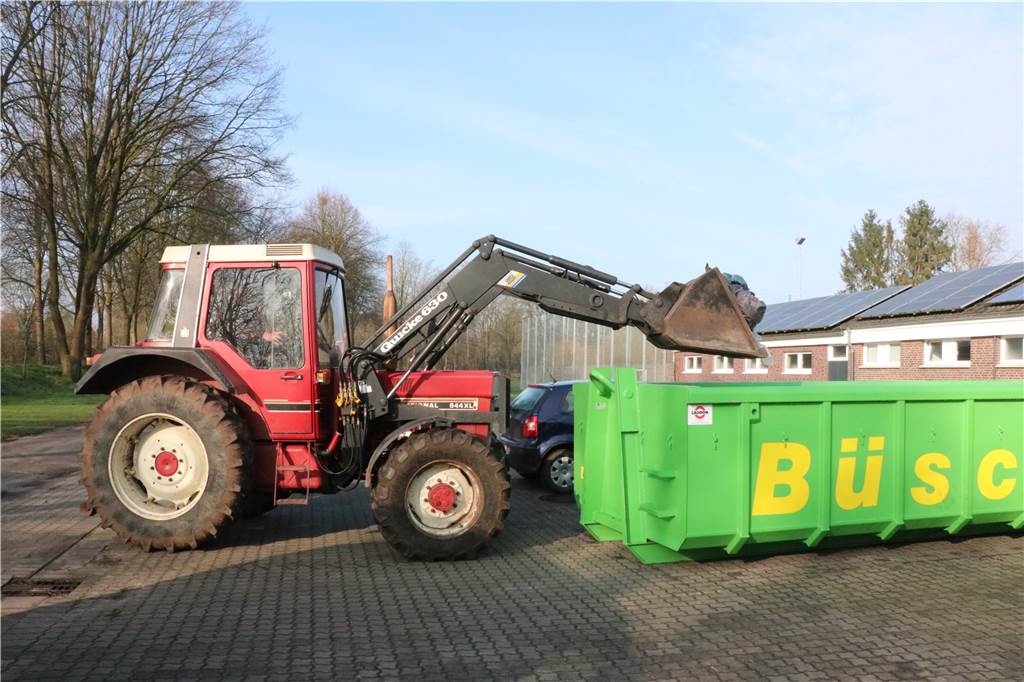 Mit Traktoren und PKW-Anhägern wurden die vollen Müllsäcke abgeliefert.