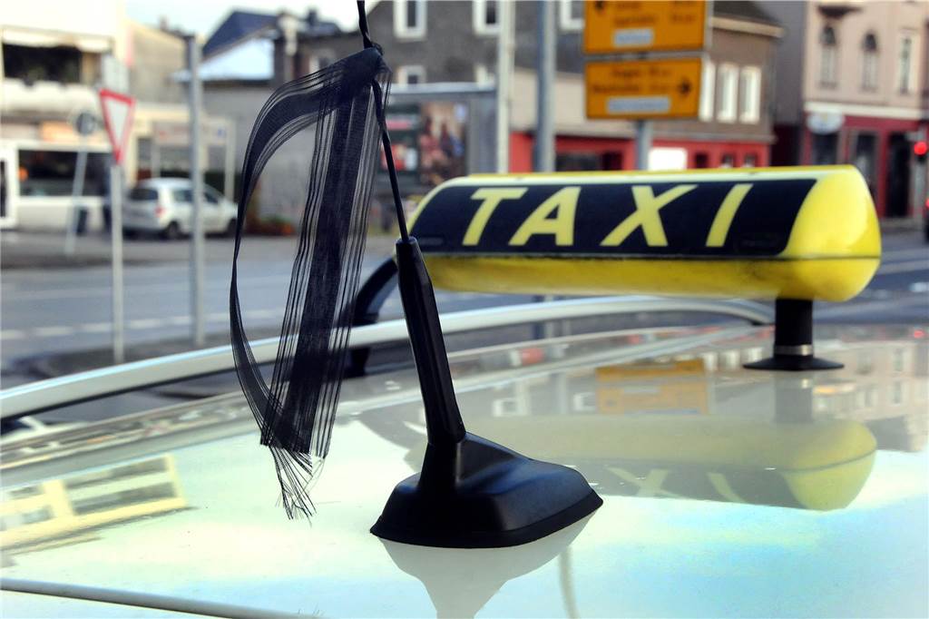 Lieblings-Chauffeur: Kunden trauern mit Taxifahrern um Achim Welfens Mit Trauerflor auf dem Dach ihrer Wagen gedenken die Schwerter Taxifahrer derzeit ihres gestorbenen Kollegen Achim Welfens.