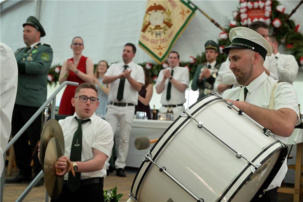 Ein Mann und ein Junge sorgen mit Trommeln für Live-Musik. 