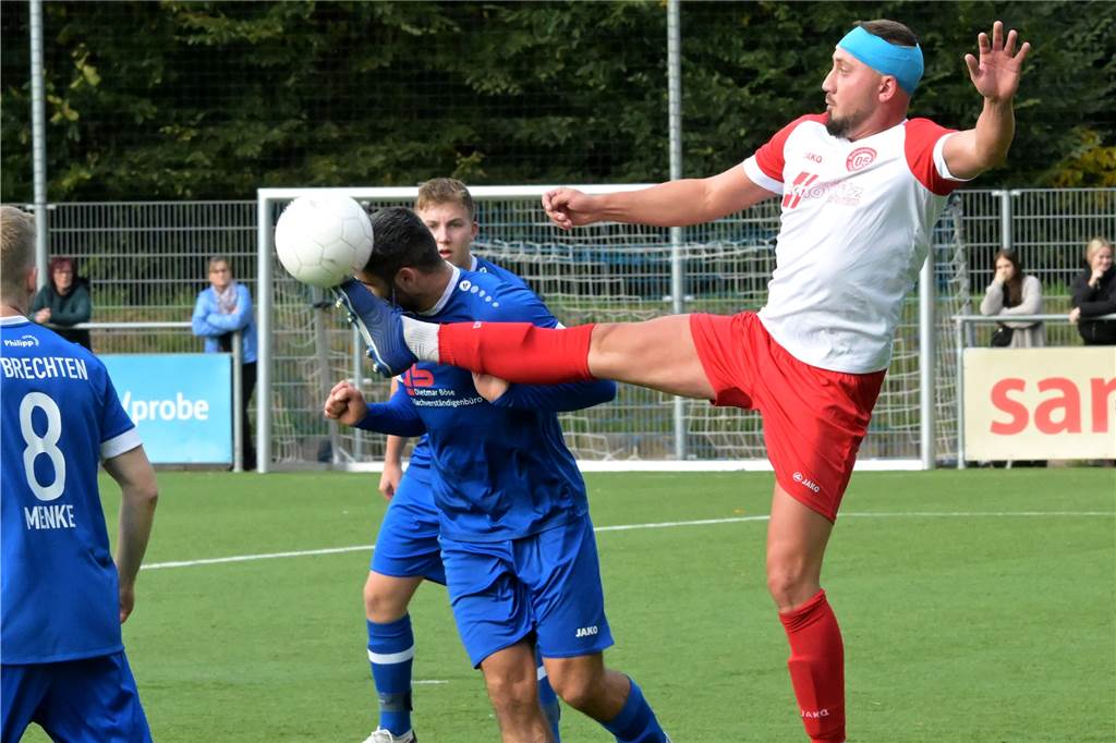 Mit Turban spielte Nico Brand vom BV Lünen gegen TV Brechten – in dieser Szene ist er kurz davor, seinen Gegenspieler ebenfalls mit einem auszustatten.