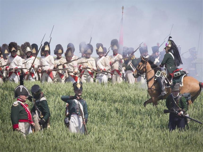 Waterloo stellt Napoleons Niederlage nach Mit über 5000 Statisten wird die Schlacht von Waterloo nachgestellt. Julien Warnand Foto: Julien Warnand