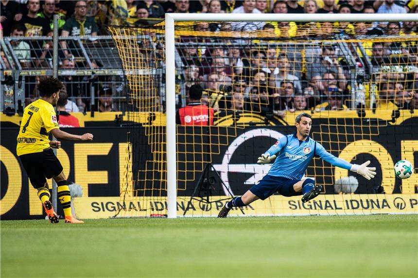 BVB-Einzelkritik: Akanji bringt Schwung auf neuer Position Mit Übersicht ins lange Eck: Jadon Sancho erzielt sein erstes Bundesliga-Tor.