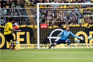 Mit Übersicht ins lange Eck: Jadon Sancho erzielt sein erstes Bundesliga-Tor.