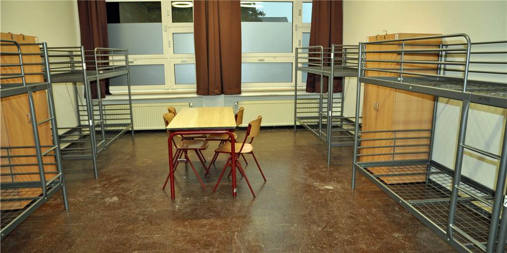 Aktuelle Flüchtlings-Lage zeigt: In diesem Herbst steckt viel Zündstoff Mit Unterkünften wie diesen mit acht Betten in einem Zimmer kann man versuchen, einer angespannten Lage Herr zu werden. Auch die Landes-Notunterkunft wird wieder Menschen aufnehmen (müssen).
