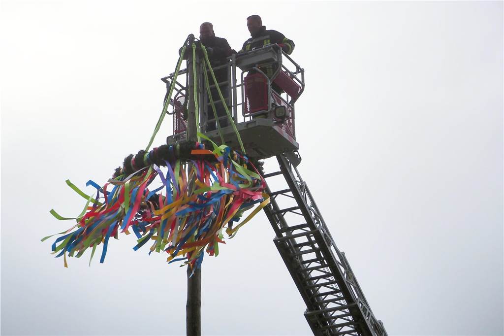 Veranstaltungen am Wochenende: Kirmes, Borker Frühling, Drahteselmarkt Achim Langhammer (r.) und Wolfgang Worrach hängen den Maikranz auf dem alten Borker Festplatz auf.