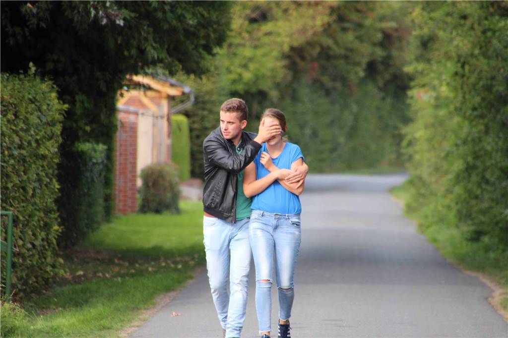Romantischer Heiratsantrag: Bei 277 Strohballen konnte Daniela Ungrund nicht „Nein“ sagen Mit verbundenen Augen ging es für Daniela Ungrund zur „Überraschung“, die Georg Upgang ihr versprochen hatte.