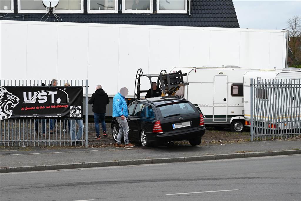 Kurioser Unfall in Dorsten: Autofahrer (67) verfängt sich in einem Zaun Mit vereinten Kräften befreiten Helfer das Auto des Mannes aus der misslichen Lage.