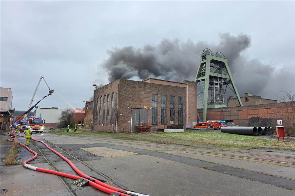 Großbrand auf AV 3/7: Bürogebäude brennt Mit vereinten Kräften löschen Feuerwehr Marl und Werkfeuerwehr den Brand des Bürogebäudes.