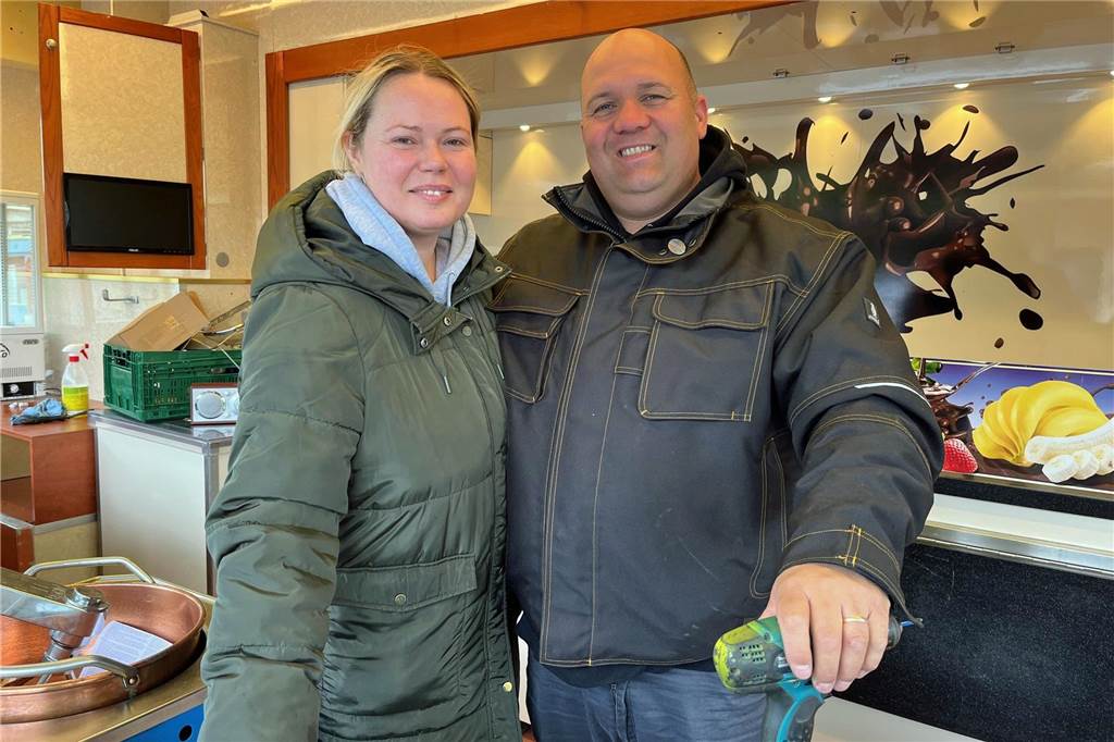 Premiere auf der Maikirmes: Schausteller-Familie hat neuen Süßigkeiten-Stand Mit vereinten Kräften rüstet Ehepaar Wiegand den neuen Verkaufsstand um und aus.