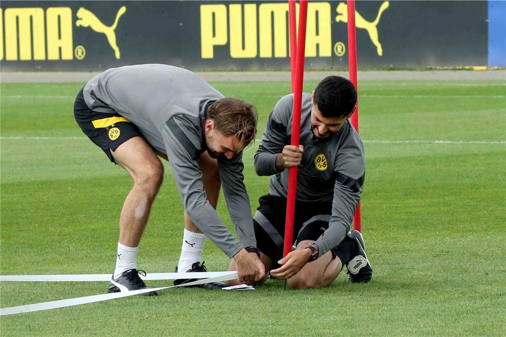 BVB-Legende Marcel Schmelzer im Exklusiv-Interview Marcel Schmelzer und Sahin Kösecik bringen eine Markierung auf dem Rasen an.