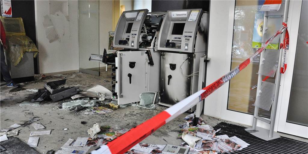 Mit verringerten Öffnungszeiten wollen die Geldinstitute ein Zeichen gegen Automaten-Sprenger setzen.