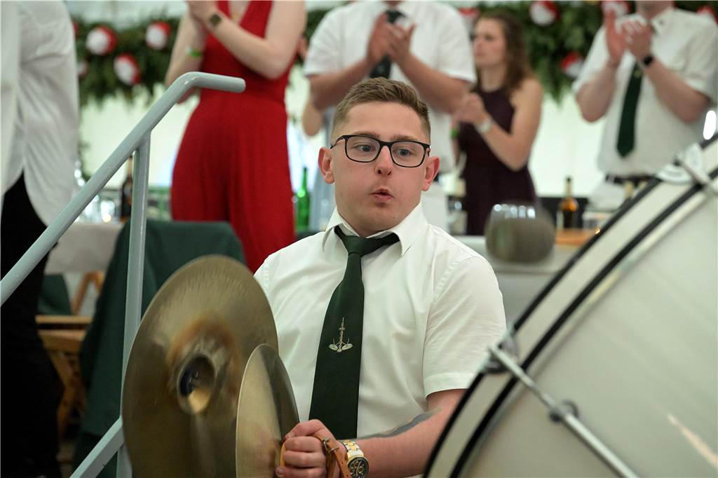 Ein junger Mann unterhält den Königsball mit seinen Instrumenten. 