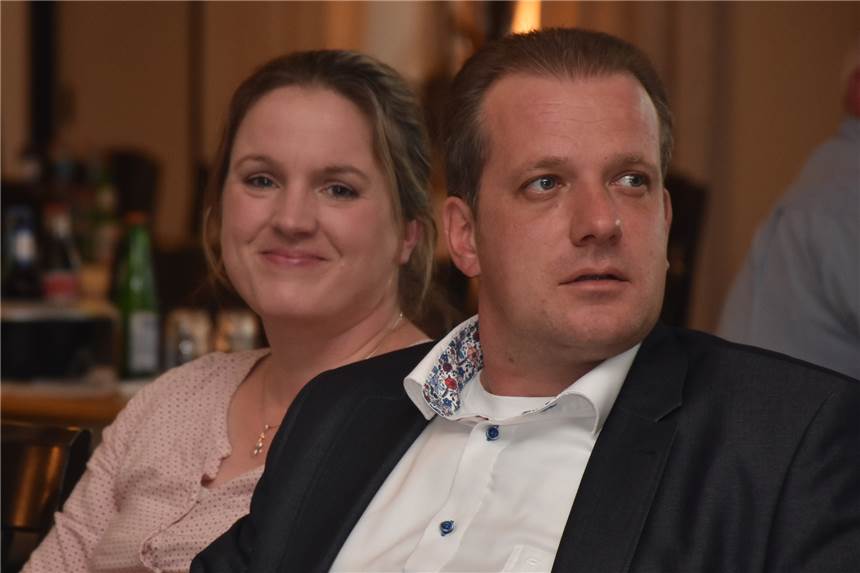Erdrutsch sorgt in Südlohn für völlig neue Verhältnisse Mit versteinerter Miene verfolgte der CDU-Bürgermeisterkandidat Frank Engbers (hier mit seiner Frau Mireille) die Auszählung der Stimmen. Am Ende musste die CDU eine Erdrutsch-Niederlage verkraften.