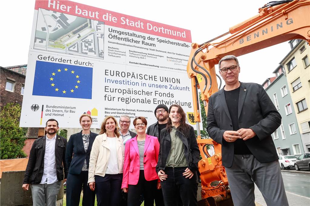 Finanzierung für Hafenpromenade könnte bald auslaufen - Zeitdruck beim Bau Mit Vertretern aus Politik, Verwaltung, Hafen AG und Planern gab Oberbürgermeister Thomas Westphal den Startschuss für den Umbau der südlichen Speicherstraße.