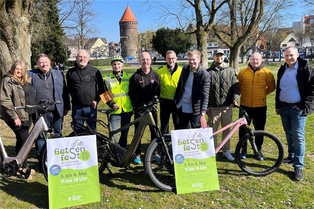 Vertreter der Akteure und Aussteller stehen mit den Stadtagentur-Mitarbeitern im Galen-Park-