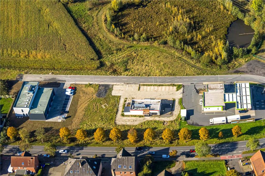 Mit Verzögerungen und einer Kostensteigerung hatte der Bau der Rettungswache in Selm nahe der HEM-Tankstelle zu kämpfen. Der Neubau war wichtig, allein deswegen, weil es in Selm in der Regel zu lange dauerte, bis ein Rettungswagen vom alten Standort am Adenauerplatz in Bork abfahrbereit war und am Ziel ankam. Anfangs ging die Stadt von einem Gesamtbudget von knapp 2,2 Millionen Euro aus. Am Ende schlug eine Kostensteigerung von rund 760.000 Euro zu Buche, macht am Ende mehr als 2,9 Millionen Euro.