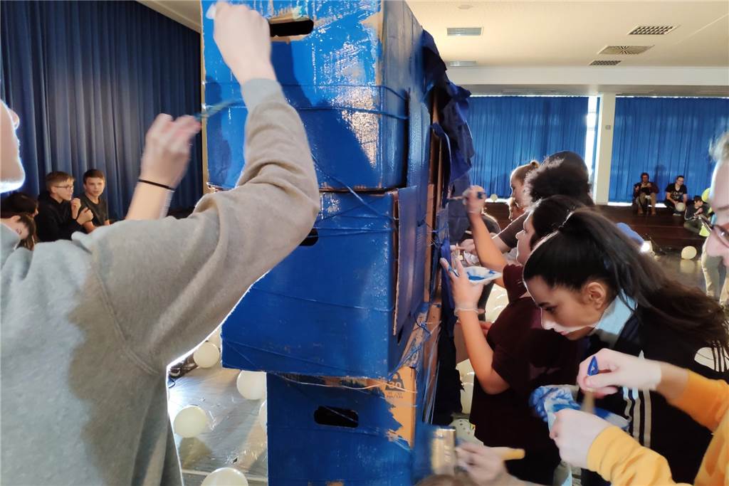 Auf der Suche nach Europa im Herzen von Dortmund: Schüler stellen Film-Clip vor Mit viel Begeisterung bemalen Schüler Umzugskartons mit blauer Farbe, die zu einer Europaflagge zusammengebaut wurden.
