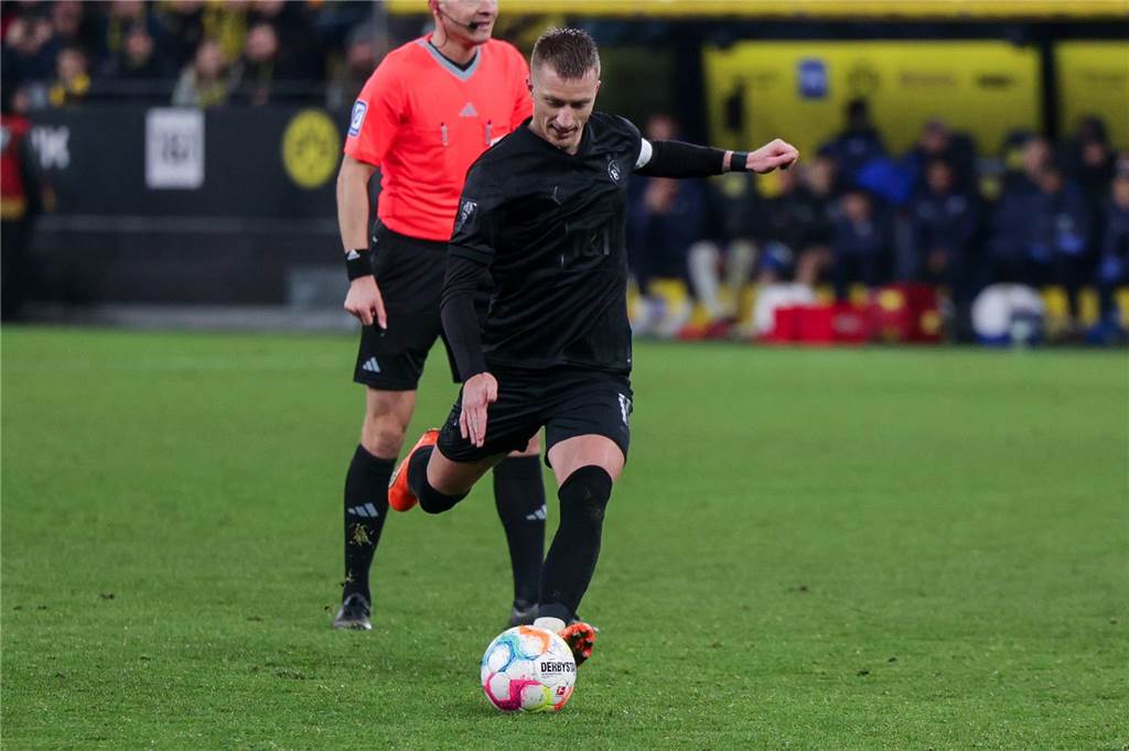 Die besten BVB-Torjäger : Reus jagt Zorc – Holt er auch noch Preißler ein? Marco Reus schießt einen Freistoß.