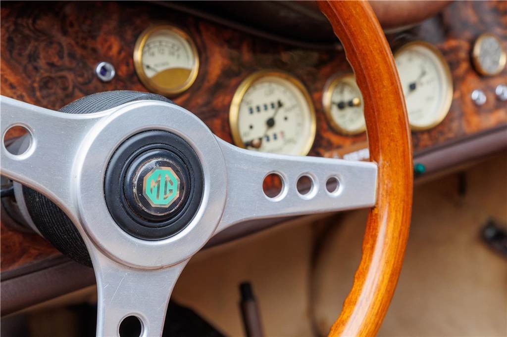 VW Käfer wird zum „Oldtimer“: Karl-Heinz Doods baut Kopie in Handarbeit Ein Lenkrad in einem Auto. Eine Nahaufnahme.
