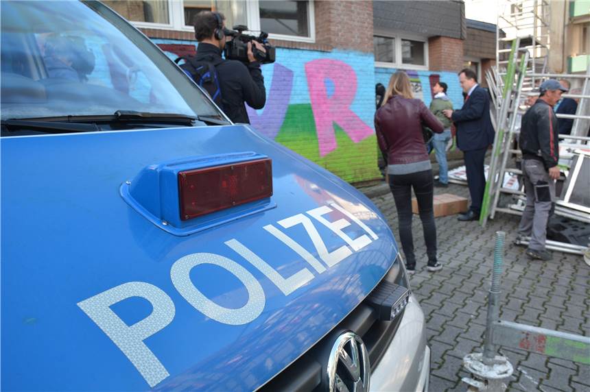 Graffiti-Künstler übersprühen provokantes Nazi-Graffito in Dorstfeld Mit viel Polizeipräsenz sind am Freitag die Graffiti an der Emscherstraße übermalt worden.