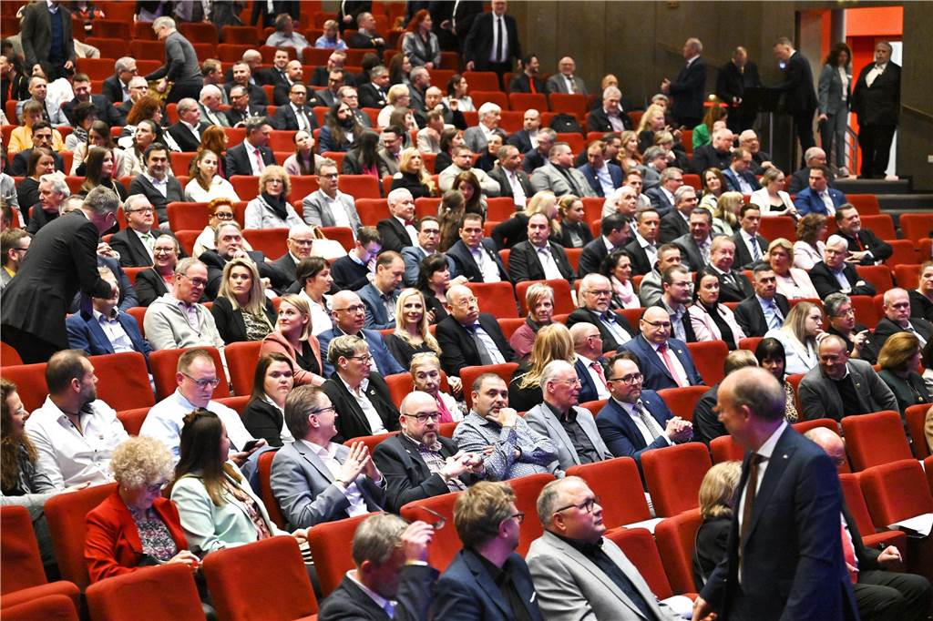 Gäste beim NRW-Schausteller-Empfang im Recklinghäuser Ruhrfestspielhaus.