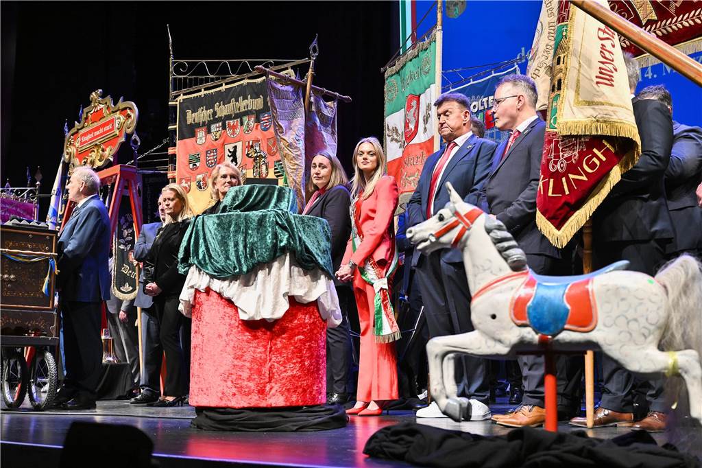 Gäste beim NRW-Schausteller-Empfang im Recklinghäuser Ruhrfestspielhaus.