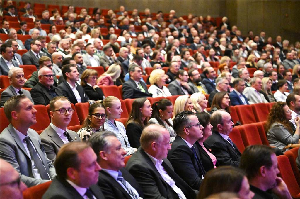 Gäste beim NRW-Schausteller-Empfang im Recklinghäuser Ruhrfestspielhaus.