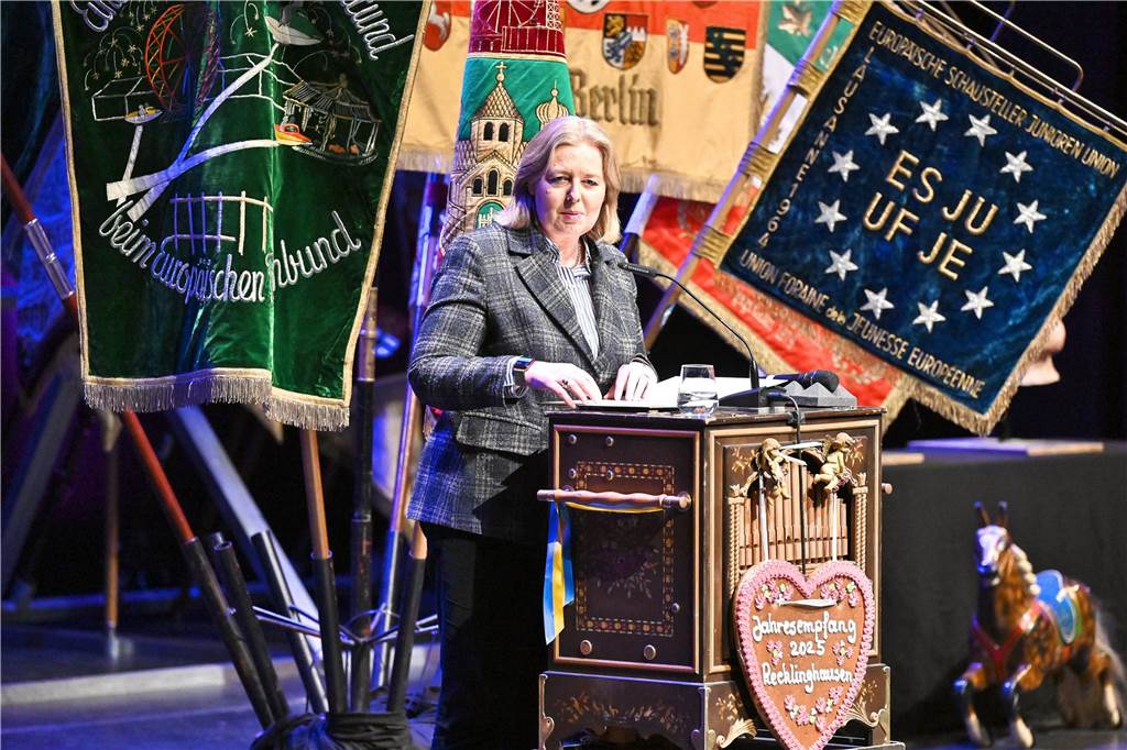 Gäste beim NRW-Schausteller-Empfang im Recklinghäuser Ruhrfestspielhaus.