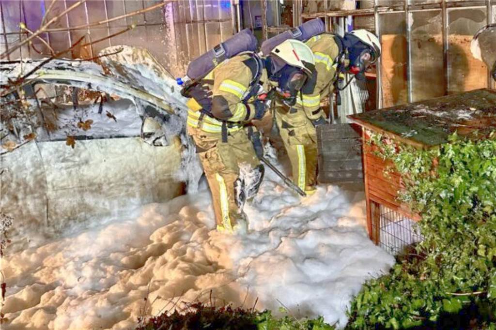 Reihe von Fahrzeugbränden: Polizei schließt Serie nicht aus Mit viel Schaum gingen die Feuerwehrleute auch in Doemern gegen die Flammen Anfang Januar vor.
