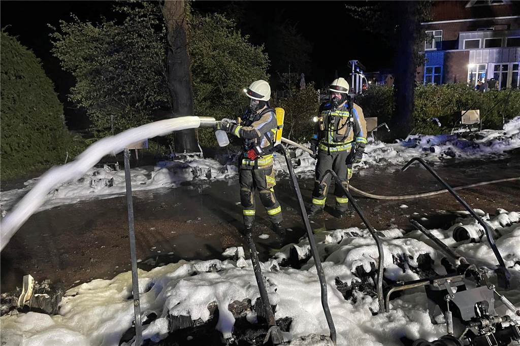 17 Golfcarts brennen komplett aus: Riesiger Schaden am Ahauser Golfclub Feuerwehrleute löschen mit Schaum