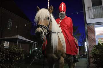 Mit vielen bunten Laternen zogen die Olfener Kinder an St. Martin durch die Straßen.